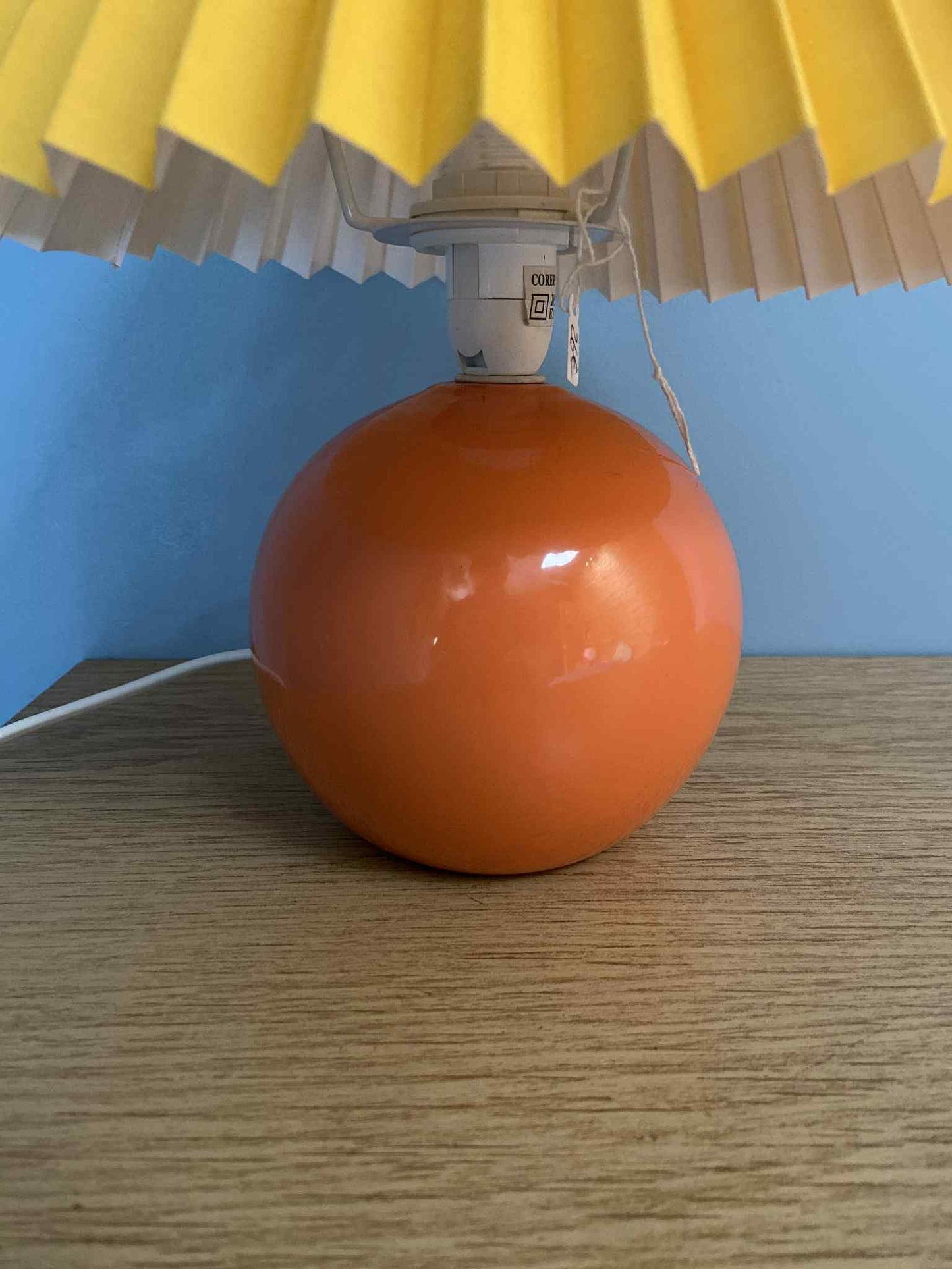 Lampe vitaminée ORANGE pied céramique orange abat-jour plissé