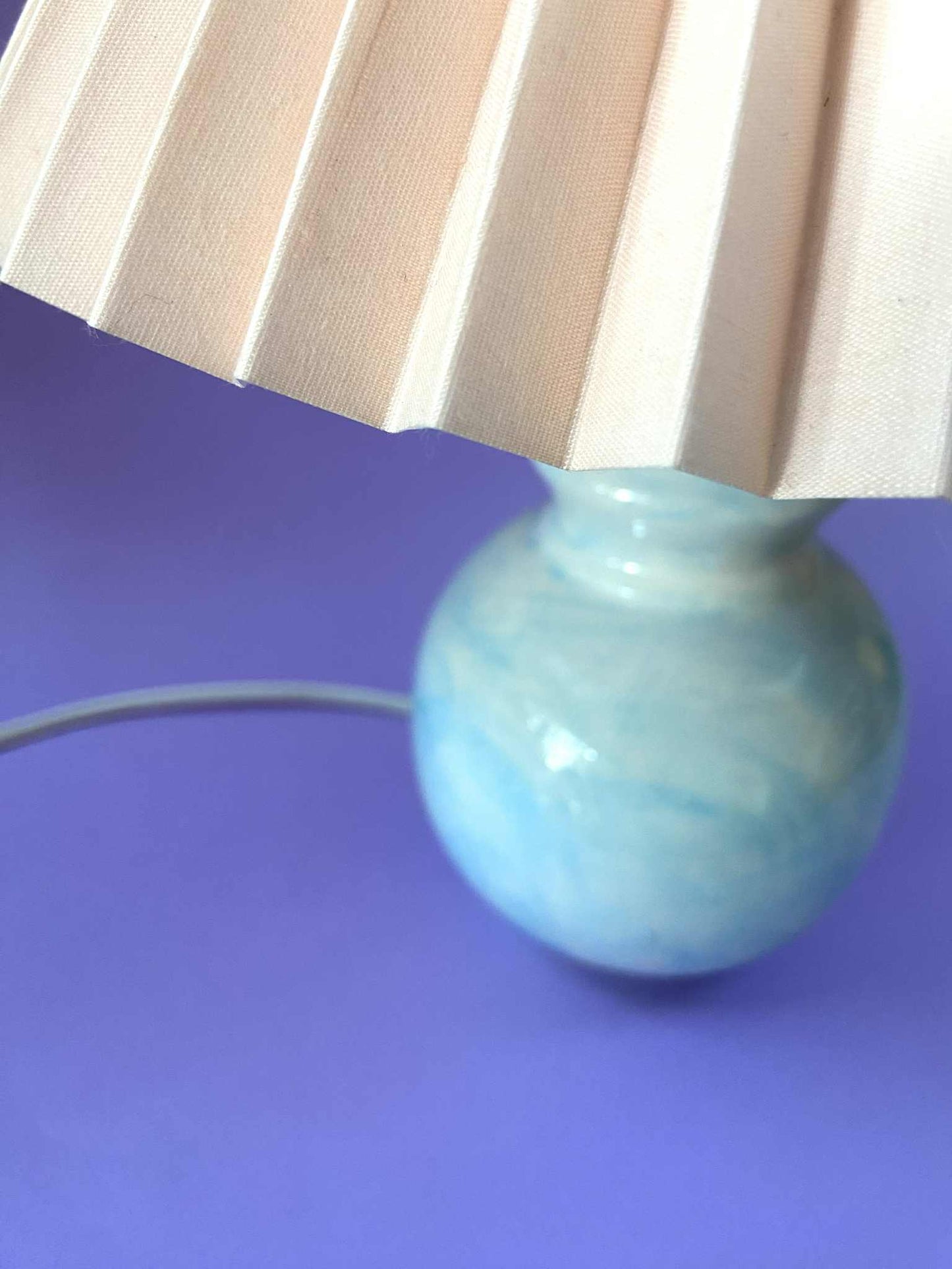Lampe pied céramique marbré Bleu abat-jour plissé ROSE POUDRE