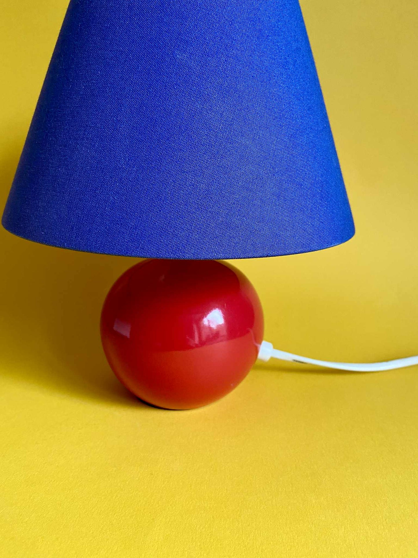 Lampe BI-COLORE pied céramique boule rouge abat-jour bleu