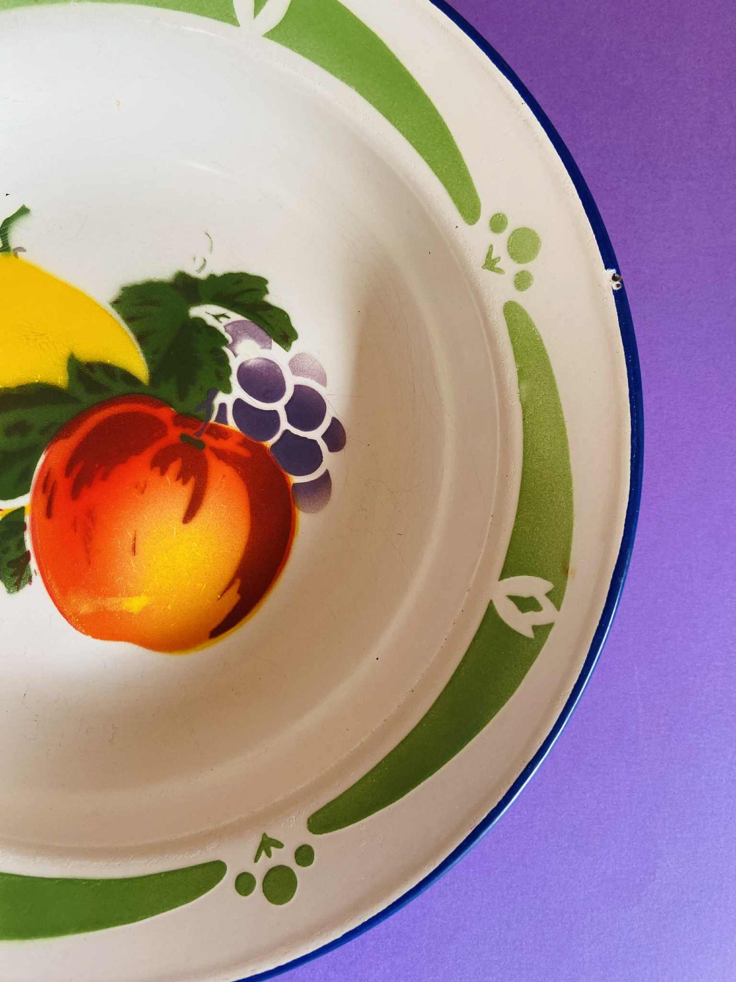 Petit saladier ou plat de service émaillé chinois motif FRUITS D'AUTOMNE