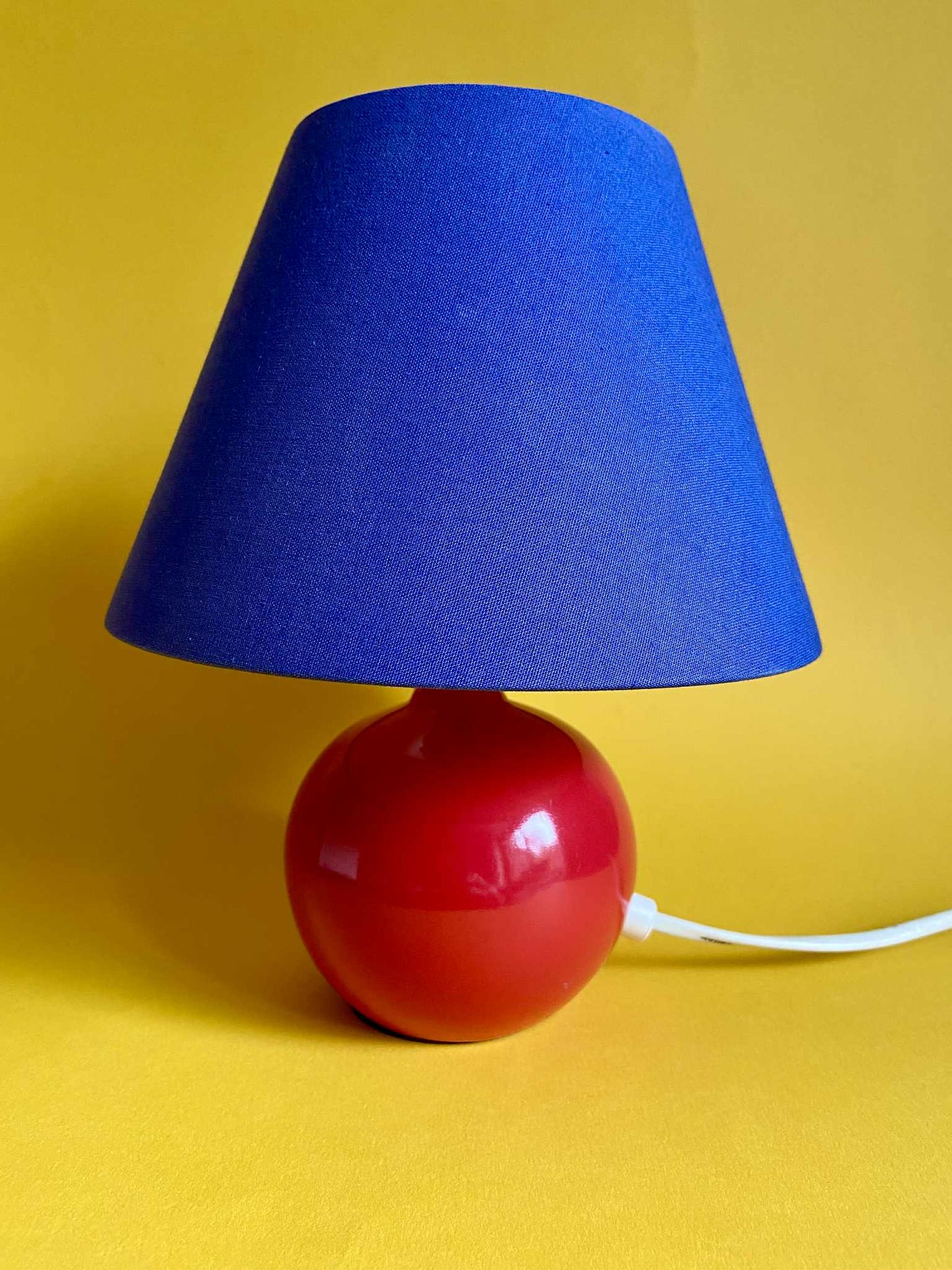 Lampe BI-COLORE pied céramique boule rouge abat-jour bleu