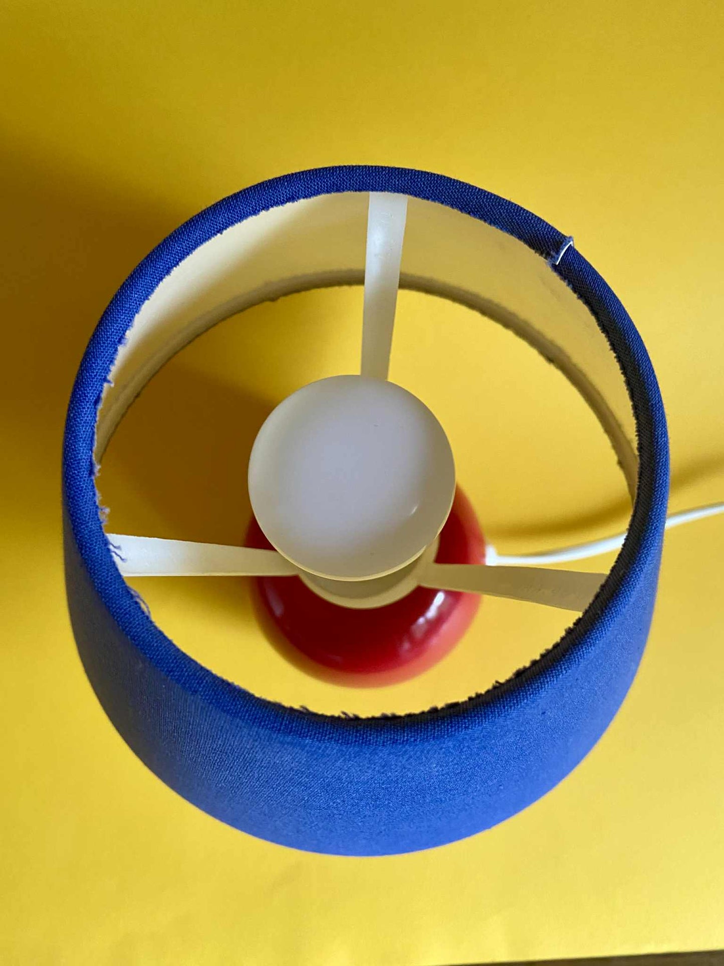 Lampe BI-COLORE pied céramique boule rouge abat-jour bleu